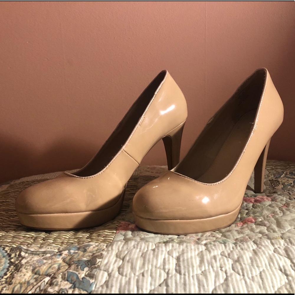 Nude Pumps - Metaphor
